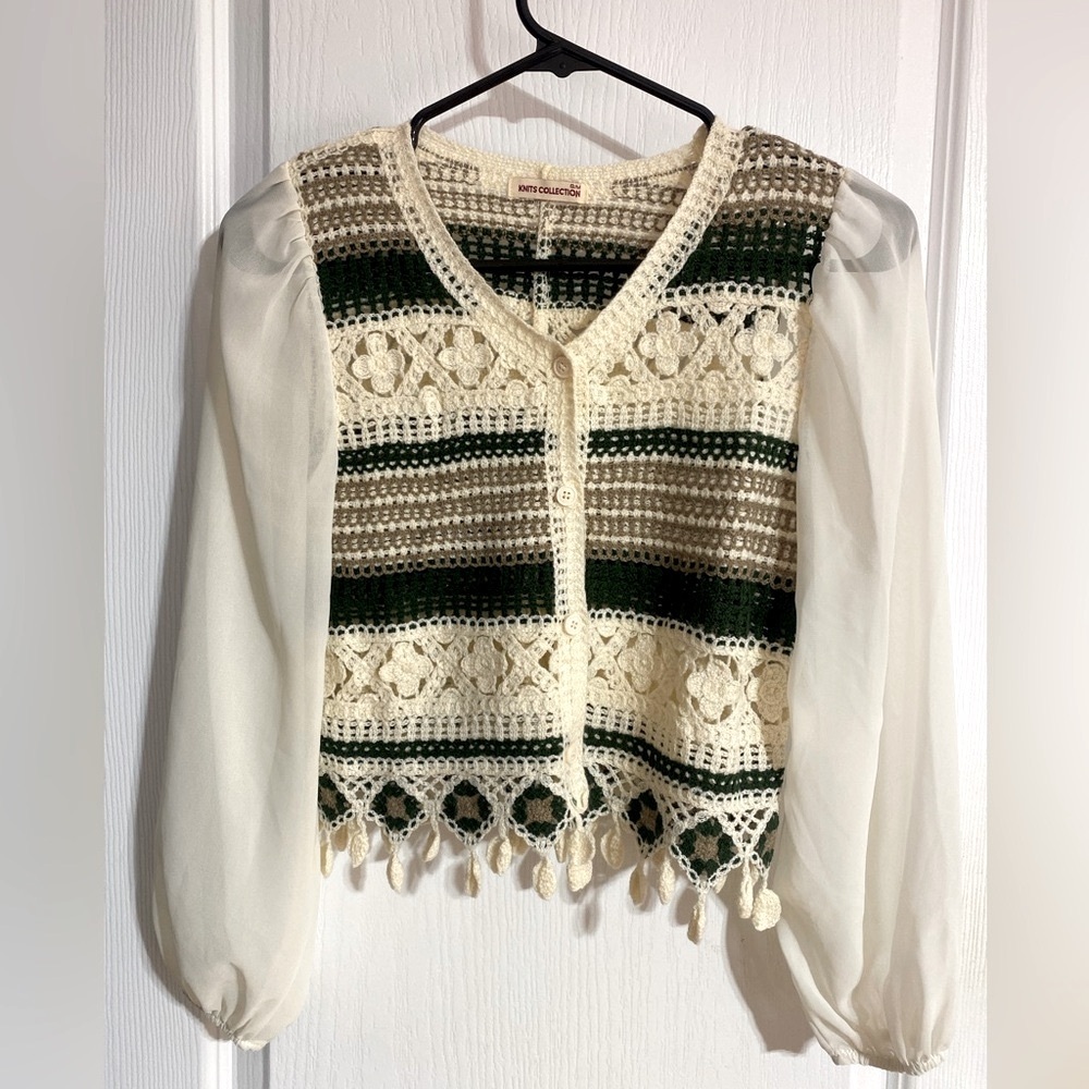 Knits Collection Boho Crochet Hand Knit Buttoned V-Neck Blouse Size Small/Medium